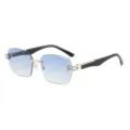 Modische, quadratische rahmenlose Sonnenbrille in Blau mit Metallteilen und schwarzen Bügeln. - Silberner Rahmen Farbverlauf Blau Glas