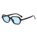 Modische quadratische Sonnenbrille mit schwarzem Gestell und hellblauen Gläsern im Alltag. - Schwarzer Rahmen Blaue Gläser