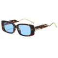 Modische schildpatt rechteckige Sonnenbrille mit blauen Gläsern und goldenen Wellenbügeln. - Schildpatt Rahmen Blaue Linsen