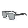 Gafas de sol elegantes con lentes de espejo plateadas y patillas con efecto madera. - Plata Espejado