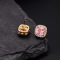 Gedetailleerd overzicht van elegante vierkante roze strass oorknopjes met goudkleurige afwerking. - Goud Vierkant Roze Zirconia (ED10454)