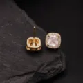 Gedetailleerde close-up van elegante gouden oorknopjes met schitterende zirkoniastenen. - Goud Vierkant Witte Zirconia (ED10454)
