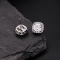Detail van vierkante zirkonia oorknopjes, glanzend pavé ontwerp, stijlvolle zilveren tint. - Zilver Vierkant Witte Zirconia (ED10454)