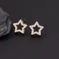 Prachtig detail van de prachtige gouden ster oorbellen bezet met sprankelende zirkonia steentjes. - Ster Stijl (ED13164) / Goud