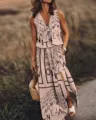 Detail van een mouwloze maxi-jurk met een V-hals, ritssluiting en geometrische print - S / Dresses / Khaki