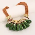 Handgefertigte grobe Statement-Kette mit braunen Kordeln und grünen Marmortropfenperlen - Böhmischer Stil (X-1139) / Grün
