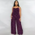 Vue complète d'une combinaison à imprimé léopard violet avec jambes larges pour femmes. - S / Robes / Violet