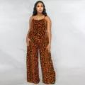 Vue détaillée d'une femme portant une combinaison léopard sans manches à jambes larges - Orange