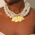 Elegante collar de perlas artificiales multicapa con colgante de polilla dorada martillada - Estilo de Colgante Martillado Forma Mariposa (5#)
