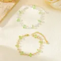 Λεπτομερής λήψη βραχιόλι DIY με πράσινους και διαφανείς ζιργκόν σε υφασμένο φόντο. - Στυλ με Πράσινο και Λευκό Ζιρκόνια (SL10179-21)
