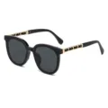 Lunettes de soleil carrées noires élégantes pour femmes avec branches en chaîne cuir et UV. - Monture Noir Brillant Verres Gris