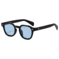 Schwarze Retro-Sonnenbrille mit hellblauen Glaesern und stilvollen Nietendetails fuer Sie. - Schwarzer Rahmen Blaue Gläser