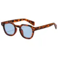 Klassische Retro Sonnenbrille mit stilvollem Schildpatt Muster und hellblauen Gläsern. - Schildpatt Rahmen Blaue Linsen