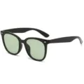 Occhiali da sole squadrati neri classici con lenti verde chiaro, elegante variante guida retro. - Montatura Nera Lente Verde