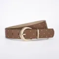 Bruine lederen riem met gouden studs en stijlvolle metalen gesp, veelzijdig taille-accessoire. - Nieten Riem (1411) / Standaard Pakket / camel