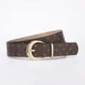 Bruine lederen riem met gouden klinknagels en halvemaanvormige gesp modeaccessoire. - Nieten Riem (1411) / Standaard Pakket / koffiekleur