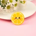 Niedliche Cartoon Zitrone Acryl Brosche Anstecker für Kleidung Rucksäcke gelbe Frucht. - Orangen Stil (A1446)