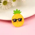 Niedliche Cartoon Acryl Ananas Brosche mit Sonnenbrille, stilvolles Accessoire für Kleidung. - Ananas Stil (A1450)