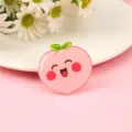 Süße Cartoon Pfirsich Acryl Brosche rosa Frucht Tasche Anhänger DIY Kleidung Abzeichen Geschenk - Pfirsich Stil (A1451)