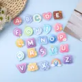 Bunte 26 Buchstaben Acryl Broschen, niedliche Cartoon DIY Abzeichen für Schultaschen. - Zufälliger Buchstaben-Stil / Zufällig Eins