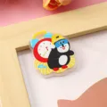 Süße Cartoon Pinguin Acryl Brosche, schönes Wecker Design Taschenanhänger und dekoratives Geschenk. - Aufstehender Pinguin (A1319)