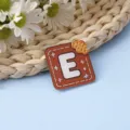 Broche de Letra E Galleta de Acrílico Lindo Dibujo Animado Alfabeto Insignia Colgante - Letra E