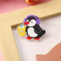 Niedliche Cartoon Pinguin Acryl Brosche, schöner Rucksackanhänger oder Accessoire Geschenk. - Musik Hörender Pinguin (A1320)