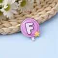 Bonito broche de acrílico con letra F insignia de piruleta de dibujos animados para bolso - Letra F