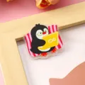 Niedliche Cartoon Pinguin Acryl Brosche, lustiges Laptop Design Abzeichen für Kinder. - Lesender Pinguin (A11321)