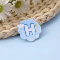 Lindo broche acrílico de nube azul letra H estilo caricatura colgante para mochila - Letra H