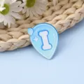 Broche de acrílico con letra I estilo gota azul, lindo pin de alfabeto de dibujos animados para bolso. - Letra I