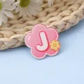 Lindo broche de acrílico con letra J de dibujos animados para mochilas ropa decoración accesorio - Letra J