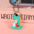 Süßer Acryl Dinosaurier Schlüsselanhänger mit roter Sonnenbrille und Buch, Cartoon Tasche Anhänger. - Cooler Dinosaurier Anhänger (Y224)