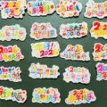 2026 Neujahr Acryl Brosche süßer Cartoon Anstecker bunte Feiertagsgeschenk Dekoration Stift - Zufällige Segensnadel (Zufallszahl)