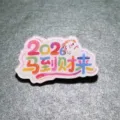 Jolie broche badge en acrylique pour le Nouvel An chinois 2026, pendentif design cheval festif. - 2026 La Richesse Arrive Avec Le Cheval (X06)