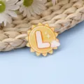 Lindo broche de acrílico con letra L de dibujos animados para mochila escolar DIY. - L