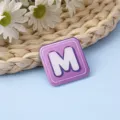 Bonito broche de acrílico con letra M morada para bolsos escolares y decoración DIY de ropa. - M