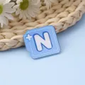 Bonito broche de acrílico con letra N azul para mochilas ropa accesorios de moda - Letra N