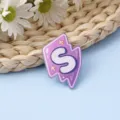 Lindo broche de letra S acrilico insignia de rayo de dibujos animados para bolso - S
