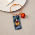 Oranger Drahtschlüsselanhänger mit einem süßen Cartoon-Bär Acryl-Anhänger und Glocke. - Bär Schlüsselanhänger (B352)
