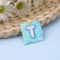 Bonito broche de letra T de acrílico de dibujos animados colgante de mochila parche - Letra T