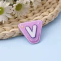 Lindo broche de acrílico con letra V morada pin de dibujos animados para bolso de escuela - Letra V