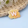 Lindo broche de letra W de acrílico insignia de dibujos animados para mochila escolar accesorio DIY - Letra W