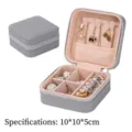Boîte à bijoux portable grise en velours avec fentes pour bagues, 10x10x5cm - Grain Croisé PU-Gris
