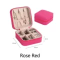Boîte à bijoux portable rose rouge 10x10x5cm avec fentes pour bagues et colliers - Grain Croisé PU-Rose Rouge
