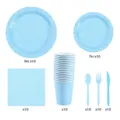 Set de vajilla desechable para fiesta azul claro con platos, vasos, servilletas, tenedores y cuchillos. - Azul claro