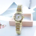 Detailopname van een gouden strass-quartzhorloge met een prachtig glinsterend ontwerp. - Goud
