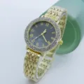 Nahaufnahme goldene Damen Quarz Uhr Strass Lünette, schwarzes Zifferblatt römische Ziffern Detail. - Goldschwarz
