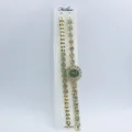 Vue detaillee de l'ensemble montre quartz femme et bracelet fleur strass finition or. - Vert