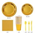 Set de vajilla desechable de fiesta dorada con platos de papel, vasos, servilletas y cubiertos. - Dorado